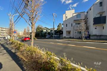 敷地南東側の前面道路（西側から）