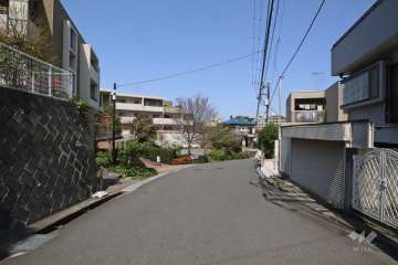 敷地北東側の前面道路（南東側から）