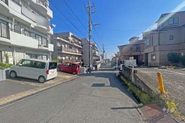 敷地南側の前面道路（西側から）