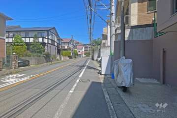 敷地西側の前面道路（南側から）