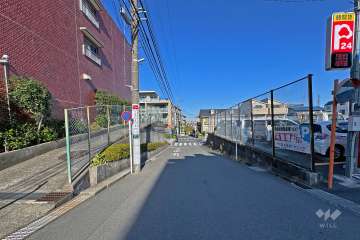 敷地の東側前面道路（南側から）