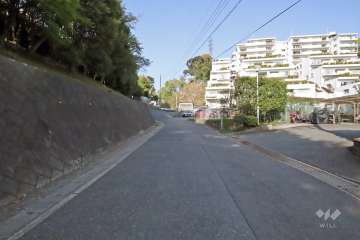 敷地北西側の前面道路（南西側から）