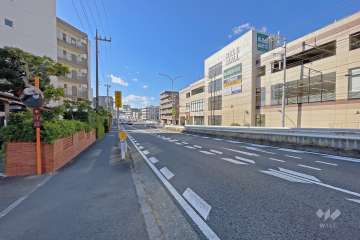 敷地の北側前面道路は厚木街道です（東側から）。