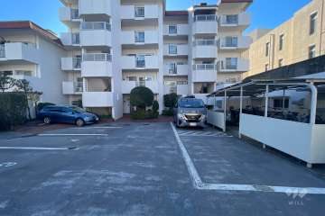 住居入り口と敷地内駐車場（屋外平面式）