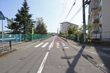 敷地南東側の前面道路(北東側から)