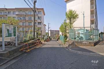 敷地北東側の前面道路(南東側から)