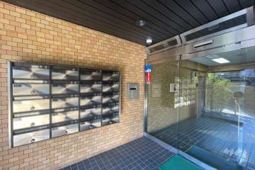 エントランスはオートロック付きです。