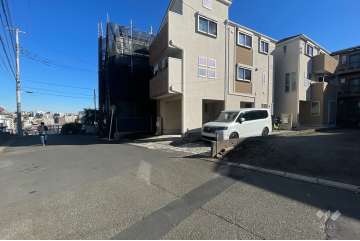 敷地の北西側前面道路（南西側から）