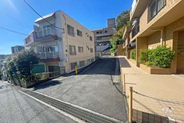 敷地南側の前面道路（東側から）