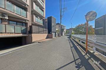 敷地南西側の前面道路（北西側から）