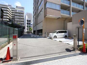 駐車場の出入り口にはロボットゲートが設置されています。