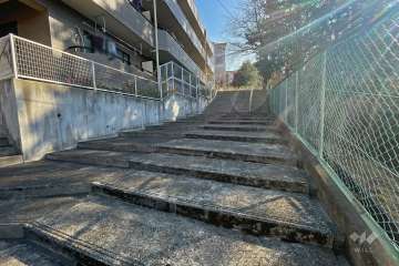 敷地南西側の通路（階段下から）