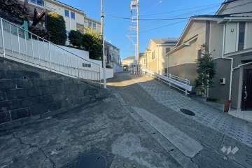 敷地北東側の前面道路
