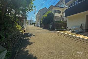 敷地北西側の前面道路（北東側から）