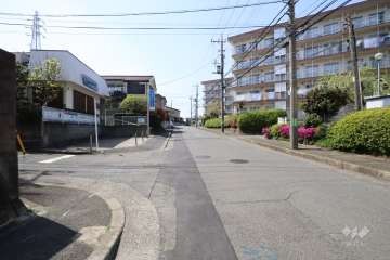 敷地南側の前面道路