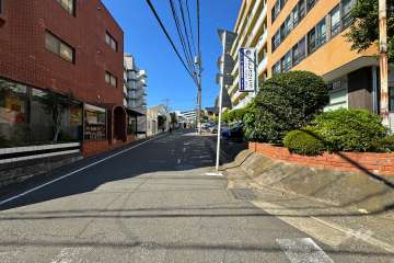 敷地南西側の前面道路（南東側から）