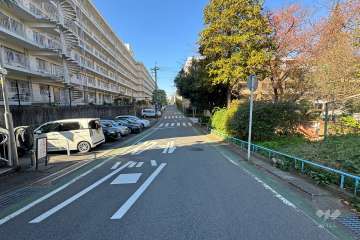 敷地北側の前面道路（東側から）