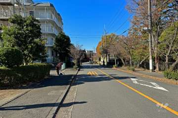 敷地の北側前面道路（東側から）