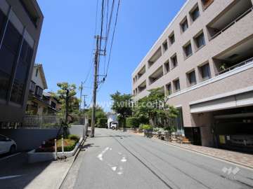 敷地南側の前面道路