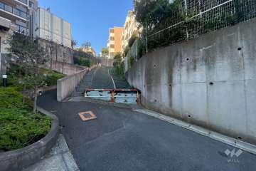 敷地北東側の前面道路（北西側から）