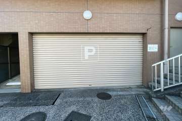 敷地内駐車場（シャッター付き）