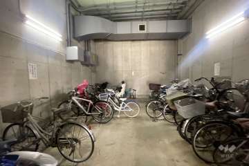 屋内に設けられた駐輪場