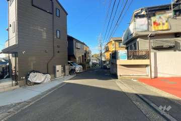 敷地西側の前面道路