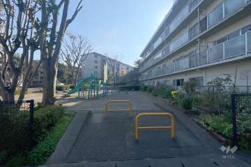 敷地に隣接する平八幡公園