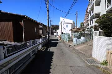 敷地南東側の前面道路(北東側から)