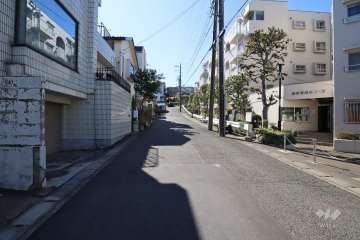 敷地東側の前面道路