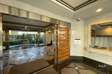 エントランスはオートロック付きです。