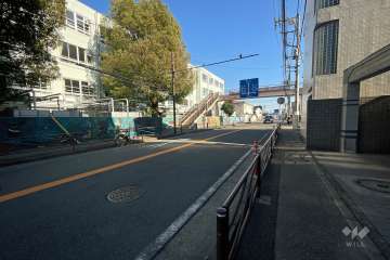 敷地の北側前面道路（西側から）