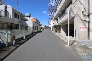 敷地南側の前面道路(東側から)