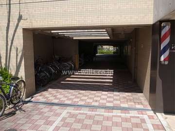 駐車場へのアプローチ。アプローチ横には駐輪場があります。