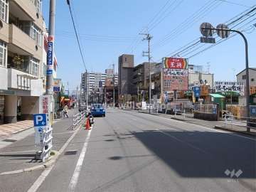 敷地南側は旧国道（二車線のバス通り）に面しています。