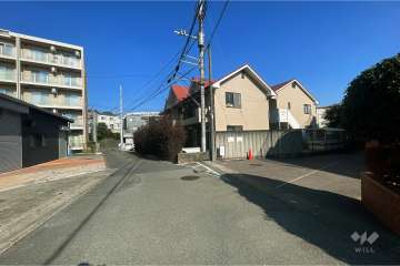 敷地北西側の前面道路（南西側から）