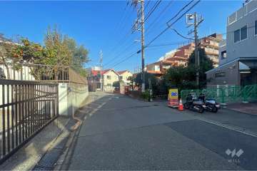 敷地北西側の前面道路（南西側から）