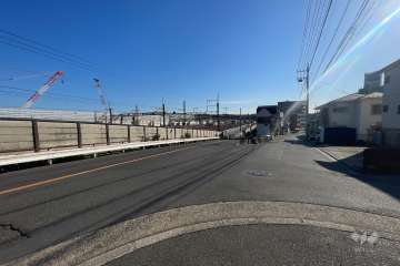 敷地北側の前面道路（西側から）