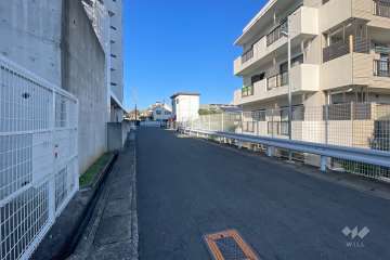 敷地南側の前面道路（東側から）