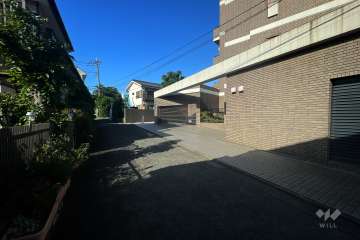 敷地西側の前面道路（南側から）