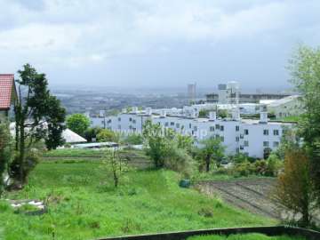 高台の住宅地にあります。
