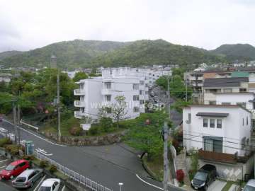 周辺は閑静で緑豊かな住宅地です。