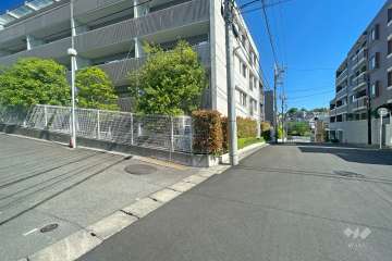 敷地東側の前面道路（南側から）