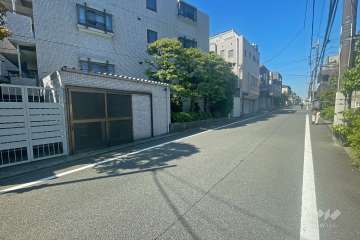 敷地北側の前面道路（東側から）