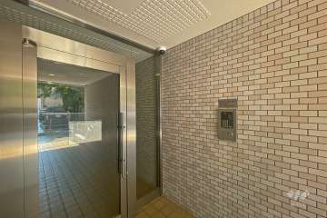 エントランスはオートロック付きです。