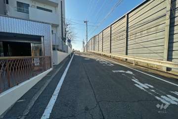 敷地西側の前面道路（北側から）