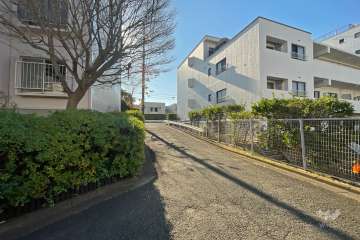 敷地東側の前面道路（北側から）