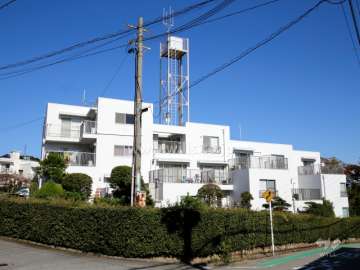 夙川台サンハイツＣ棟の外観（南西側から）