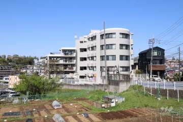 クリオ南生田壱番館の外観(南西側から)