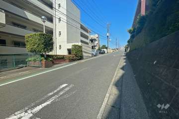 敷地北東側の前面道路（南東側から）